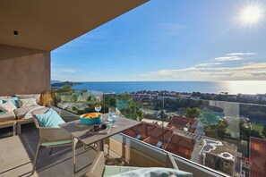 Unclassified image, 4 of 31, button