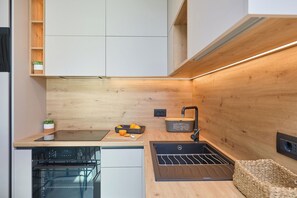 Kühlschrank, Mikrowelle, Ofen, Herdplatte