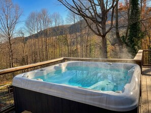 Outdoor spa tub - Mountain Chalet, Hot Tub, Grill, and Trails! (Gerton)