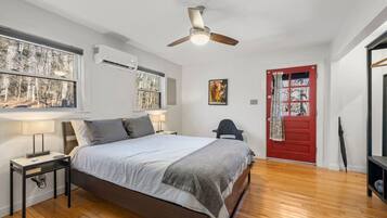 3 bedrooms, desk, iron/ironing board, WiFi