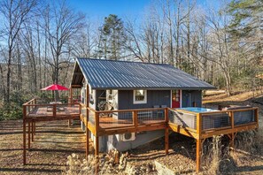 Outdoor spa tub - Mountain Chalet, Hot Tub, Grill, and Trails! (Gerton)