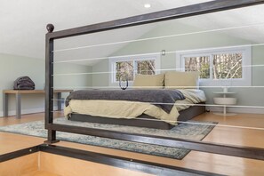 3 bedrooms, desk, iron/ironing board, WiFi - Mountain Chalet, Hot Tub, Grill, and Trails! (Gerton)