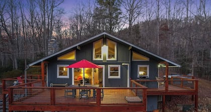 Mountain Chalet, Hot Tub, Grill, and Trails!