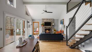 TV, lareira, aparelho de som