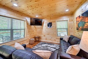 Smart TV, fireplace, video games - Lakefront in Cliffview. 4BR, 3BTH- No Smoking/Pets. Fishing Dock, Game Rm..More (Campton)