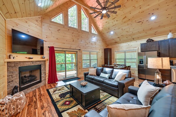 Smart TV, fireplace, video games - Lakefront in Cliffview. 4BR, 3BTH- No Smoking/Pets. Fishing Dock, Game Rm..More (Campton)