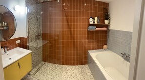 Hair dryer, towels, soap, toilet paper - Spacious House, Close to City Centre, 3 Bedrooms! (Amsterdam)