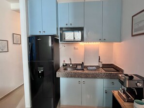 Køleskab, mikrobølgeovn, kogeplade, kaffe-/temaskine