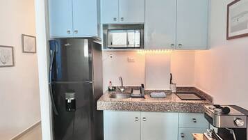 Een koelkast, een magnetron, een kookplaat