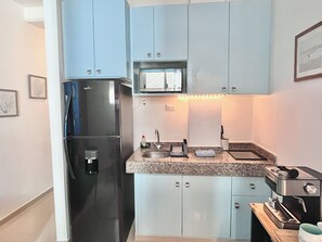 Een koelkast, een magnetron, een kookplaat