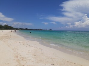 Nära stranden, solstolar och strandhanddukar