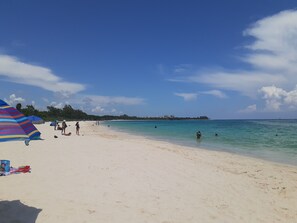 Nära stranden, solstolar och strandhanddukar