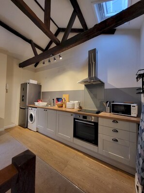 Geladeira, micro-ondas, lava-louças, torradeira