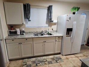 ثلاجة، ميكروويف، فرن، موقد طهي مسطح