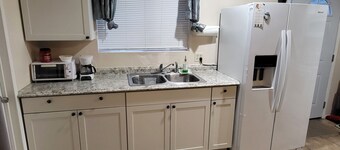 Cozy Casita in a safe quiet neighborhood near a beautiful pond. 