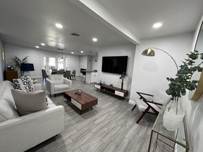 Smart TV, fireplace - Luxury 2 Bed 1Bath Monthly. (Las Vegas)