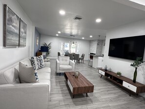 Smart TV, fireplace - Luxury 2 Bed 1Bath Monthly. (Las Vegas)