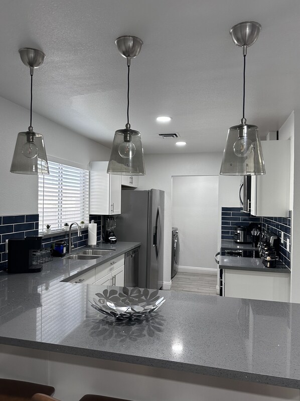 Fridge, microwave, oven, stovetop - Luxury 2 Bed 1Bath Monthly. (Las Vegas)