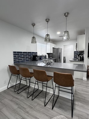 Fridge, microwave, oven, stovetop - Luxury 2 Bed 1Bath Monthly. (Las Vegas)