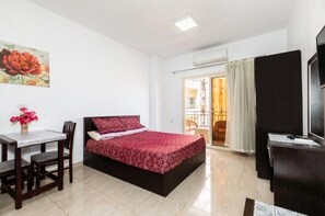 1 dormitori, planxa i posts de planxar i roba de llit