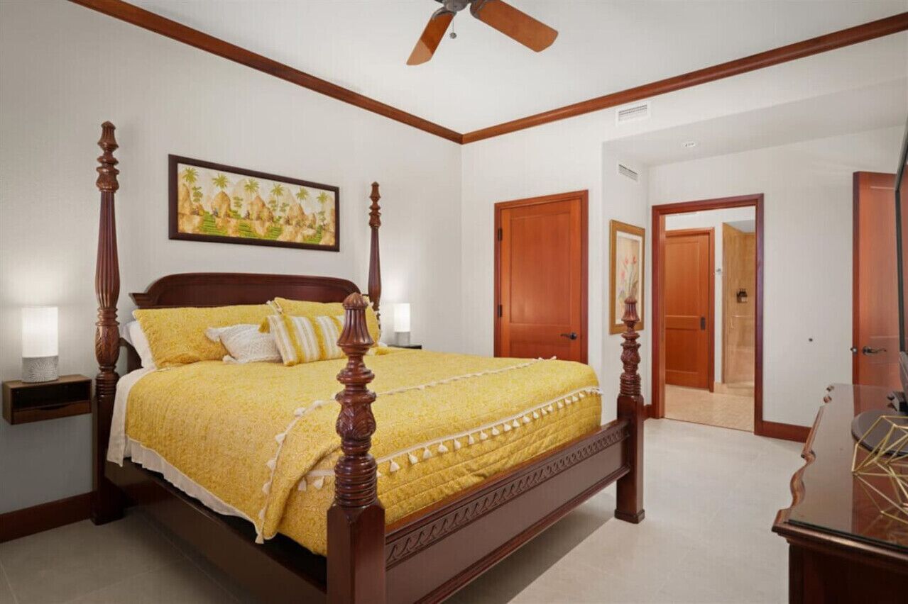 3 chambres, bureau, fer et planche à repasser, lit de bébé portatif