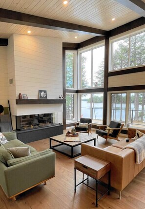 TV connectée, cheminée, table de tennis de table