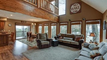 Smart TV, chimenea, futbolito, mesa de ping pong