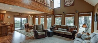 Lakefront 5 Bedroom, 3 Bath Cabin on Tablerock Lake, PONTOON available to rent!