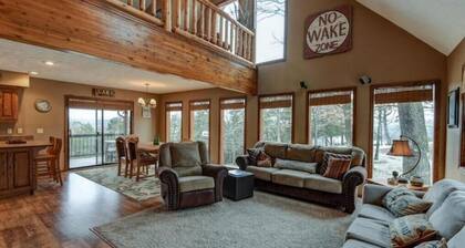 Lakefront 5 Bedroom, 3 Bath Cabin on Tablerock Lake, PONTOON available to rent!