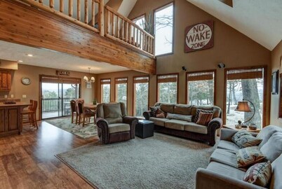 Lakefront 5 Bedroom, 3 Bath Cabin on Tablerock Lake, PONTOON available to rent!