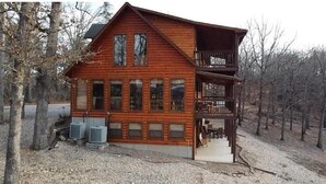 A wooden cabin with a balcony, large windows, and a covered porch area. - Lakefront 5 Bedroom, 3 Bath Cabin on Tablerock Lake, PONTOON available to rent! (Eagle Rock)