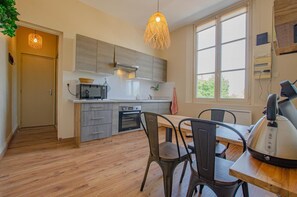 Mikrowelle, Ofen, Wasserkocher mit Kaffee-/Teezubehör, Toaster