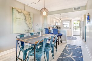 Dining - Directly across the street from beautiful beach and amazing sunsets (Indian Shores)