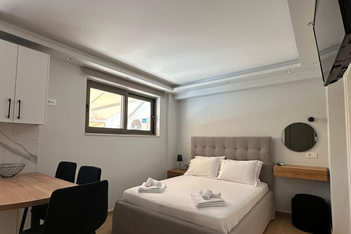 Studio, Smoking | 7 bedrooms