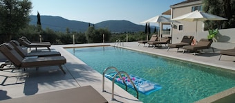 Elpida Luxury Apartments & Suites