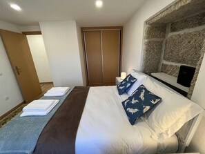2 habitaciones, tabla de planchar con plancha, wifi y ropa de cama 