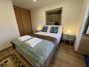 2 habitaciones, tabla de planchar con plancha, wifi y ropa de cama 