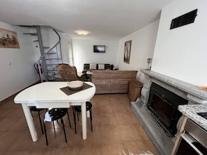 TV, fireplace