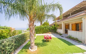 Outdoor dining - Nice home in Trabia with outdoor swimming pool (Trabia)