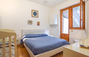 2 bedrooms, travel crib, free WiFi