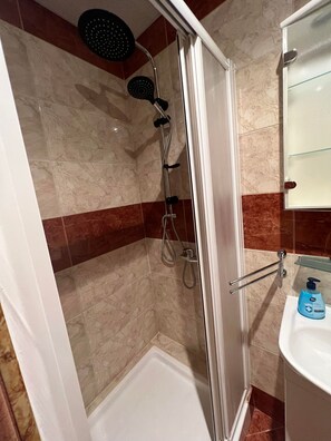 淋浴设施、吹风机、毛巾、卫生纸