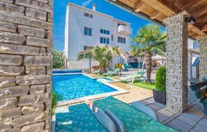 Een verwarmd zwembad