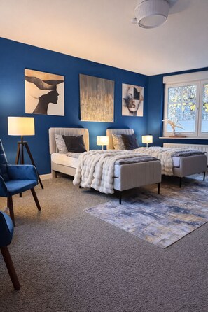 2 Schlafzimmer, Schreibtisch, schallisolierte Zimmer, Reisekinderbett