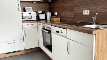 Fridge, microwave, stovetop, dishwasher