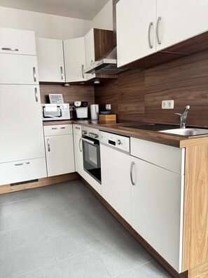 Fridge, microwave, stovetop, dishwasher