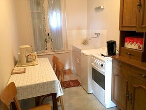 Réfrigérateur, micro-ondes, four, cafetière/bouilloire