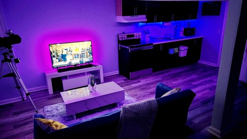 Cozy Getaway with Modern Look & Free Private Parking.