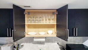 Kylskåp, mikrovågsugn, ugn och spishäll