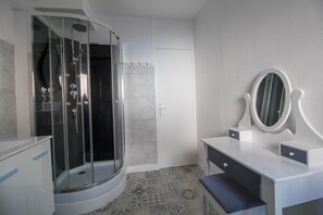 Douche, serviettes fournies