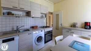 Wasserkocher mit Kaffee-/Teezubehör, Kühlschrank, Mikrowelle, Ofen